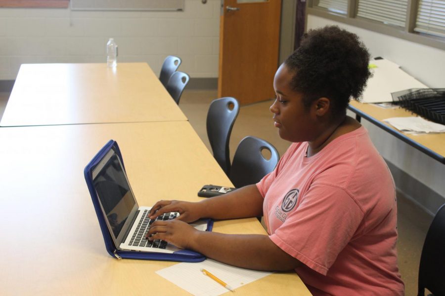 Junior Janelle Minor works on her schoolwork, which consists of both college and high school classes. Minor is one of the 13 OHS students participated in the Scholastic Institute this year.