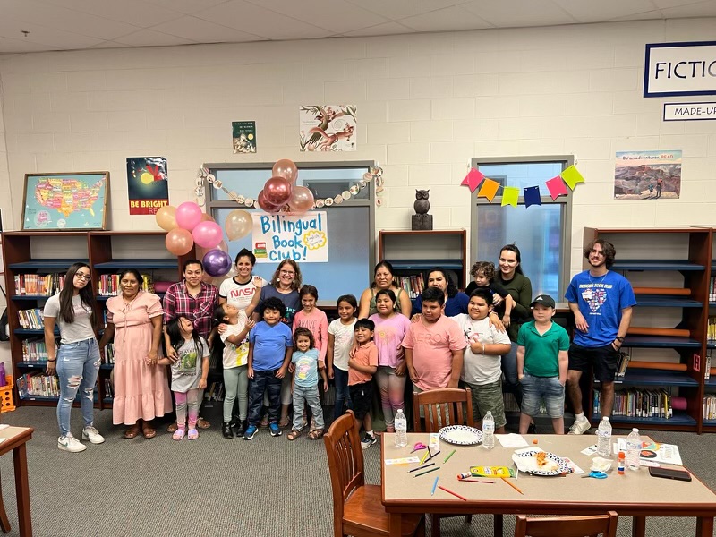 Bilingual+Book+Club+connects+with+elementary+students%2C+parents